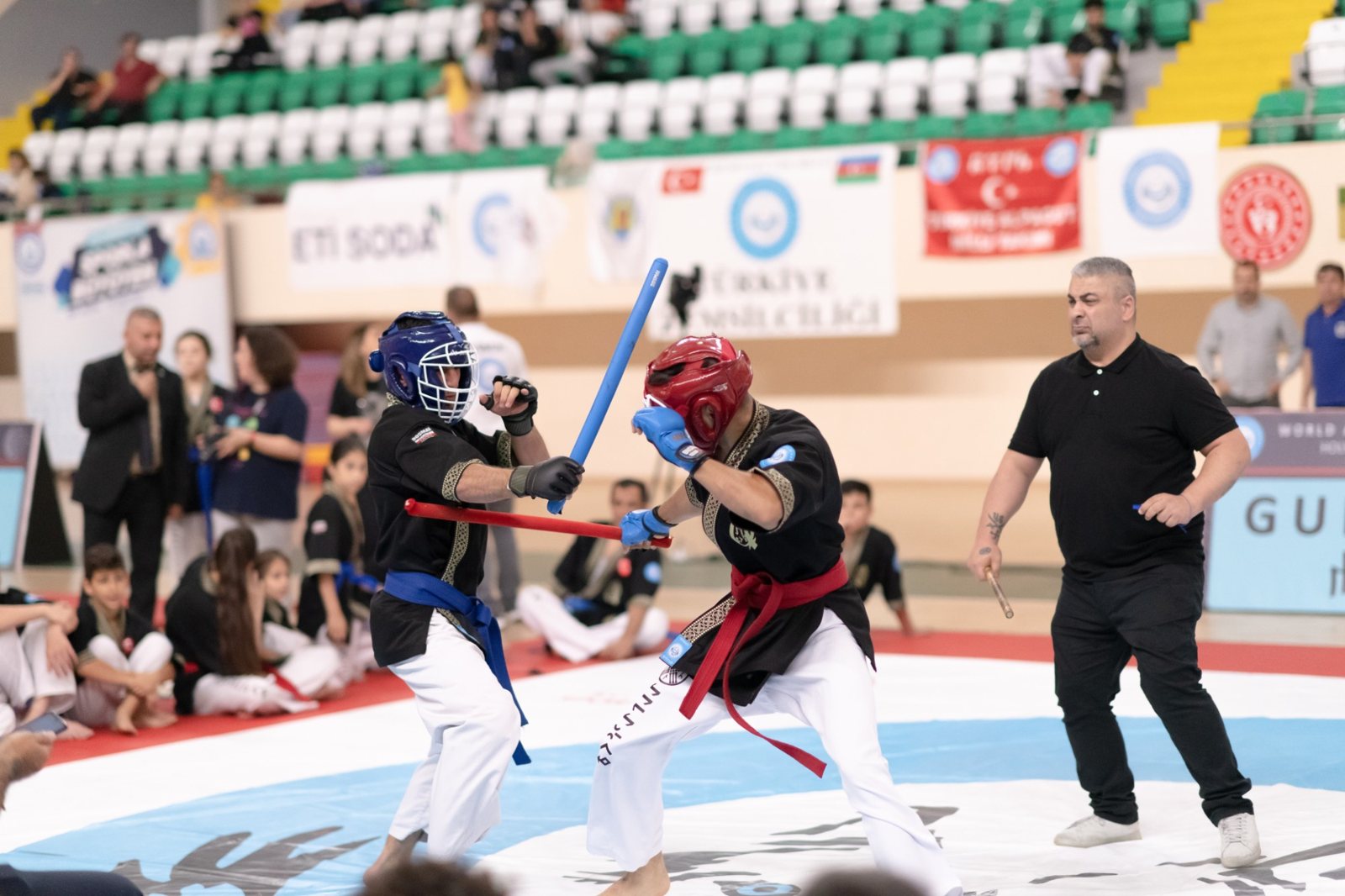 Sopayla karşılaşan iki sporcu ve hakem